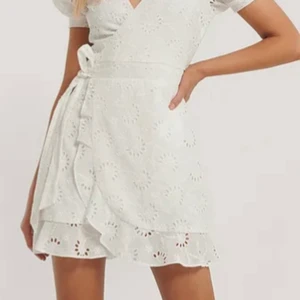 Vit kortärmad klänning från NAKD - INTRESSEKOLL! Jag tänkte kolla om någon är intreserad av att köpa min konfaklänning som börjar bli förlåten. Den finns inte kvar på hemsidan och är en del av en kollektion med Paola locatellli. Den är använd Max 3 ggr och super fin. Obs bild 1,2 är lånade. ANGÅENDE STOTLEKEN:::: Klänningen är i längden som en 34 skulle jag säga men 32 runt byst och armar. Dock är klänningen omlott och går därför att skystera. 