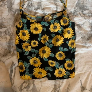 Somrig blus S/M - Somrig blus från H&M i storlek 38 (passar S/M) 💓🌻🌻Aldrig använts! Tveka inte att höra av dig om du har frågor eller vill ha fler bilder 🌟 FRAKT INKLUDERAD I PRISET!