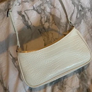 Vit handväska från Monki  - Vit handväska från Monki som aldrig använts 💕 Tveka inte att höra av dig om du har frågor eller vill ha fler bilder 🌟