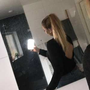 Tröja med öppen rygg - En söt, svart, stickad tröja med öppen rygg köpt från Gina tricot, i storlek Xs.                                                                           Frakt 66kr 📬