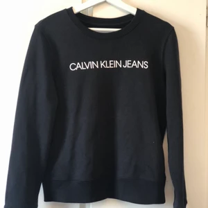 Calvin klein jeans - Jätte snygg knappt använt sweatshirt. Den är i storlek S men är ganska oversized. 