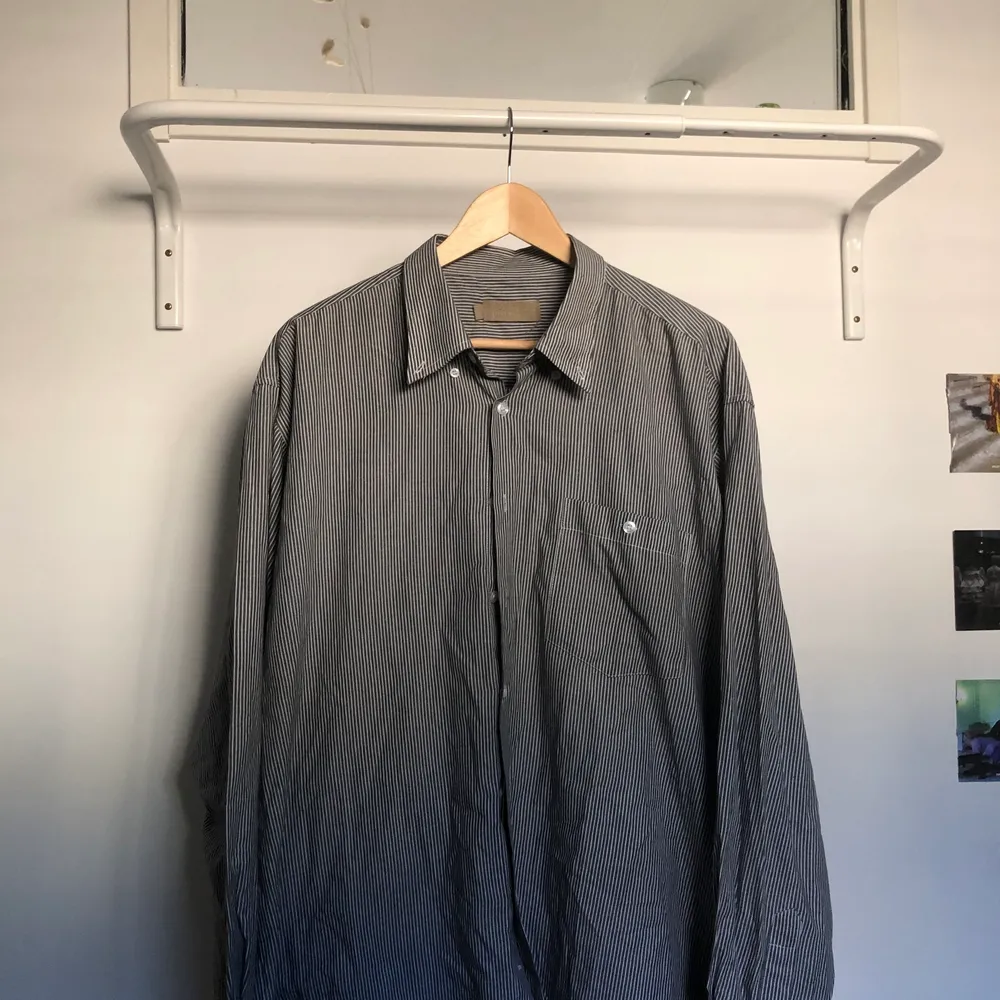 Vit och grå randig långärmad skjorta i storlek XXL, men skulle tro att den passar bättre som large. Kan mötas upp i sthlm eller frakta. Kunden betalar för frakten💕. Skjortor.