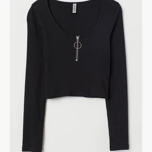 Svart ribbad långärmad tröja  - Svart ribbad tröja, långärmad med dragkedja från H&M. knappt använd!💕 den är i storlek XS! 60kr+Frakt! Skriv ifall det är något du undrar!🥰👍