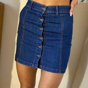 Jeans kjol, Gina tricot, knappt använd, storlek 34