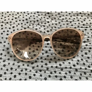Solglasögon Marc by Marc Jacobs sunglasses retro - Solglasögon Marc by Marc Jacobs, ganska breda i modellen. Köpta nya för flera år sedan, i fint skick.