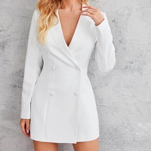 Vit Blazerklänning - Säljer en helt oanvänd vit blazerklänning (blazerdress) i storlek M men passar även en S. Perfekt som studentklänning eller avslutningsklänning. Hade själv tänkt att ha det som studentklänning men valde en annan. Köpt för 299kr men säljer för 200kr