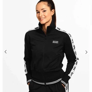 Better Bodies jacket - Chelsea Track Jacket, Black  Superfin tröja från Better Bodies, stl S Endast provad- nyskick  Nypris 999kr