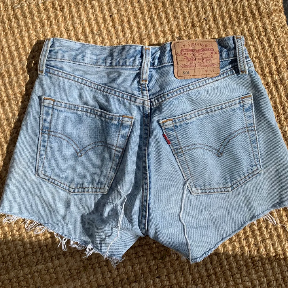 Levis shorts köpte second hand förra sommaren. Superfina men tyvärr för små för mig nu. Frakt tillkommer 💕. Shorts.