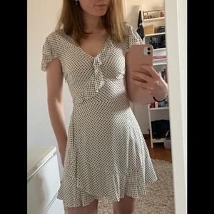 Prickig klänning  - Prickig söt omlottklänning från Missguided i fint skick. Storlek 34. Buda! Köparen står för frakt.