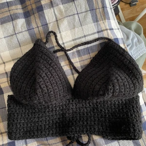 svart topp - En jättefin topp som jag köpte av en tjej som tyvärr inte passade på mig. Inte använd en gång och är i jättebra skick.