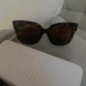 CHIMI SOLGLASÖGON #008 - Hej! Säljer mina sparsamt använda chimi glajjor i modellen 008 och färgen Tortoise. Endast 1 år gamla! Sätter 500kr som startpris men skulle fler vara intresserade så buda i kommentarerna :)