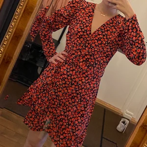 Rödsvart blommig klänning - Storlek 34 men passar mer 38, 100kr exklusive frakt🌸🌸 säljes pga för stor för mig 🌸
