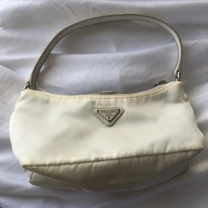 Prada Re-nylon vit väska - Köpt med Vestiaire Collective, de godkänner att allt är äkta innan de skickar iväg. Finns mail för den som vill ha! 