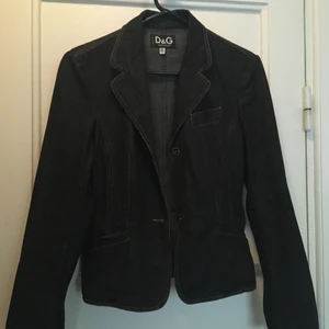 D&G denim blazer - Svart denim kavaj från Dolce&Gabbana med brons/guld färgade knappar och sömmar - jättesnygg men bara hänger i garderoben här tyvärr.. storleken är vad som skulle motsvara en medium men jag skulle säga att den är ganska liten så mer en small/medium ;)