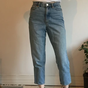 Jeans, highwaist - Högmidjade jeans från Monki i storlek 25. Köparen betalar ev. frakt men kan även mötas upp i Malmö. 