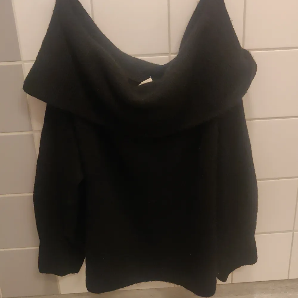 Knitted black jumper, off shoulders, XL. Tröjor & Koftor.