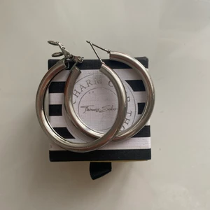 Örhängen  - Silvriga örhängen från glitter tror jag, köptes för 1 år sedan! Snyggt att dom är lite tjockare 💘💘