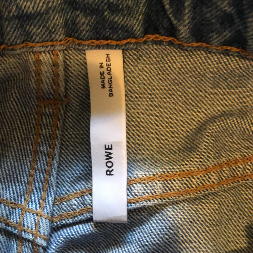 Simpla o snygga jeans shorts från weekday! Funkar med allt och är verkligen ett användbart plagg. Använda en gång sen de köptes pga dom va för små:((. Shorts.