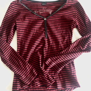 Randig tröja - Randig tröja med knappar! Storlek m men passar mig som är s. Köparen står för frakten 