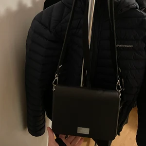 Väska från Bershka - Säljer denna svarta väskan från bershka i nyskick. Den har två ”fack” som gör den väldigt rymlig och ett avtagbart axelband. Väskan är gjord för att bära på axeln då axelbandet är kort, alltså ingen crossbody väska. Men det går att byta ut mot ett annat valfritt band om så önskas. Finns även ett till axelband som är en längre kedja (silverfärgad) som väskan kom med. Nypriset var 250kr 😊 (köparen står för frakten)