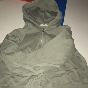 Tröja - En grön tröja med st 134 . Den e från HM .kontakta mig vid köp ❤️❤️💓💓❤️❤️