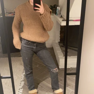 Brun stickad tröja - Brun stickad som passar perfekt nu till hösten. 