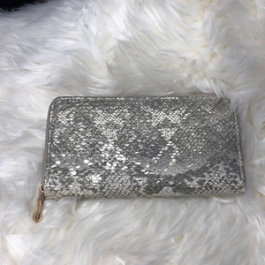 - - Fick plånboken i present så vet inte vad de e för märke, aldrig använt säljer för 45kr 