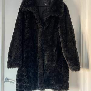 Säljer en svart lång mysig kappa i storlek M. Väldigt varm och skön. 90kr