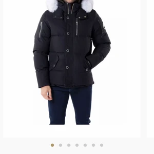 Jag säljer en Mose jacka!  - En jätte fin Mose jacka, svart med vit pels. Använd lite men k bra skick ser som ny ut 
