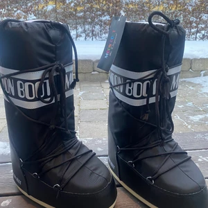 Moon Boots svarta - Snygga oanvända moon boots med lappen kvar perfekt till vintern!!❄️☃️ Köpta för 1400 kr så buda från 1100! (Pris kan diskuteras vid snabb affär)