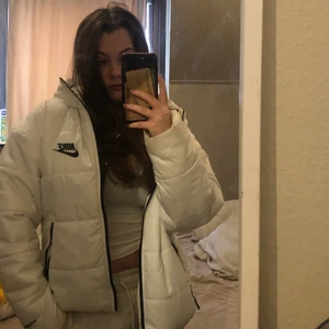 Nike jacka - Jättefin nikejacka i storlek S. Har köpt en ny vinterjacka så använder inte denna längre, jättefint skick och inte alls använd ofta. Köpte den för 1000kr.