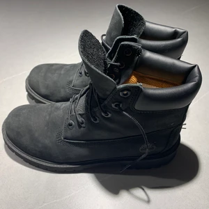 Svarta Timberlands kängor  - Sjukt snygga svarta Timberland kängor. Har bara använts ett fåtal gånger. Nypris 1399 kr. 