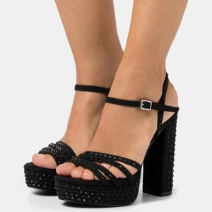 Klackar - Skitsnygga st 37 aldrig använda köpta för 400kr. Köparen står för frakten - ca 80kr. Pris kan diskuteras buda