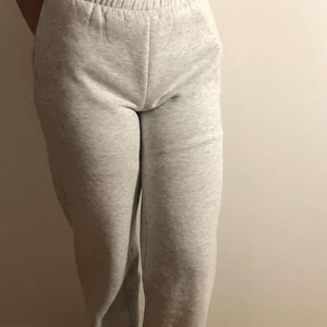 Mjukis byxor  -  Jättefina mjukis byxor från Bikbok, I jätte bra skick! Frakten ingår ej 💕