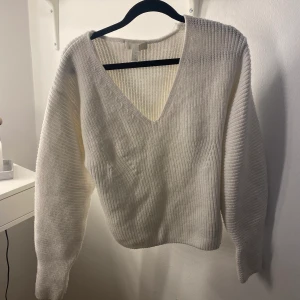Urringad stickad tröja  - Vit urringad stickad tröja från H&M. Använd i fint skick. Storlek S. Pris: 120kr plus frakt 62kr❤️❤️