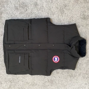 Canada goose väst - Använd max 5 gånger, som helt ny. Ny pris 4900
