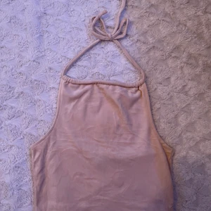 Halterneck-topp från bikbok  - Råkade beställa 2 st för mycket. Ej använda, bra skick (prislapparna e kvar). En kosta 160kr så säljer de för 140kr pga att de är ej använda. 😌