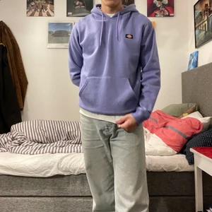 Lila dickies tröja - Skit fin och jätte skön o mysig lila  tröja från junkyard.💖 Knappt använd kond 9/10. Size medium och sitter loose.❤️ Frakt behandlas av köparen🤌🏻