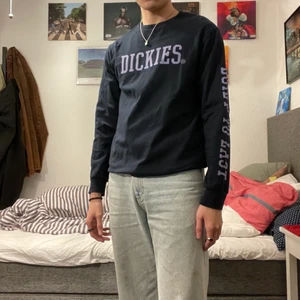 Dickies svart lila tröja longsleeve - Skit fin svart Dickies longsleeve med lila tryck✨. Kond 8/10. Storlek medium och är true to size💖. Frakt behandlas av köparen 👍🏻