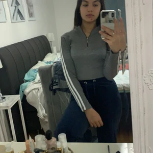 En gråvit adidas tröja - En gråvit adidas tröja aldrig använd