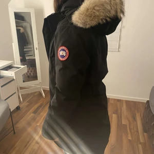 Canada goose jacka Medium  - Canada Goose Jacka, vet ej modell (hjälper en vän) S i storlek men passar M, har ett litet hål vid knapparna vid dragkedjan och är lite sliten vid fordringen vid ärmarna på insidan. Staffanstorp, Skåne 