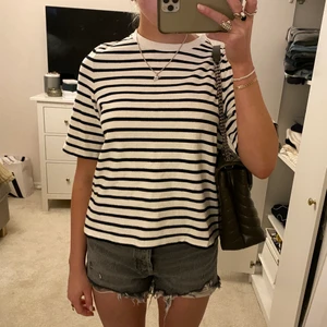 Tröja - En randig t-shirt från cos i lite rejälare material