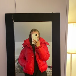 Puffer jacket - Puffer jacket från bikbok. Använd max 2 gånger så den är helt felfri ! Storlek xs men känns mer som S/M. Kan mötas upp i Nyköping, vid leverans står du för frakten. 