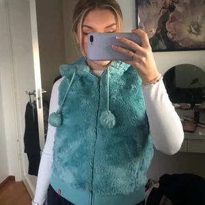 Fluffig väst💞 - Säljer denhär jätte söta fluffiga västen. Den är köpt second hand mer är i väldigt gott skick. Det är en vintage esprit. Det står m som storlek men passar xs-m❤️