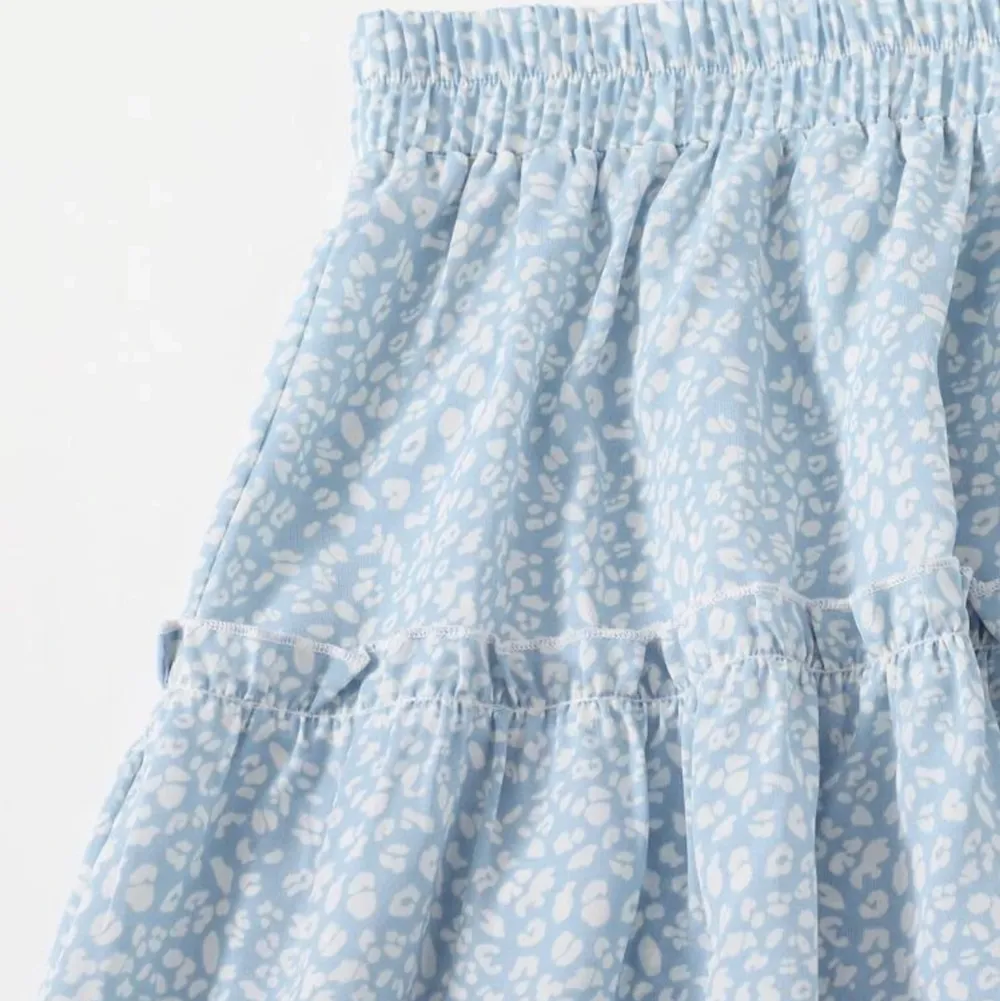 En superfin kjol från shein. Använd endast en gång!💙💙 köparen står för frakten!!. Kjolar.