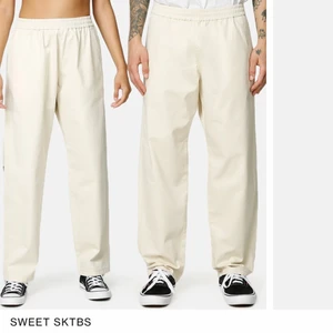 Sweet sktbs byxor - Byxor från Sweet Sktbs. Byxorna är för tjejer och killar alltså unisex. Jag har storlek S och är 170 cm lång, de är bra i längden och har en snygg loose fit. Köpta för 499kr. Köparen står för frakt, jag står inte för postens slarv. Kom privat om du har frågor eller om du är intresserad av att köpa.💕