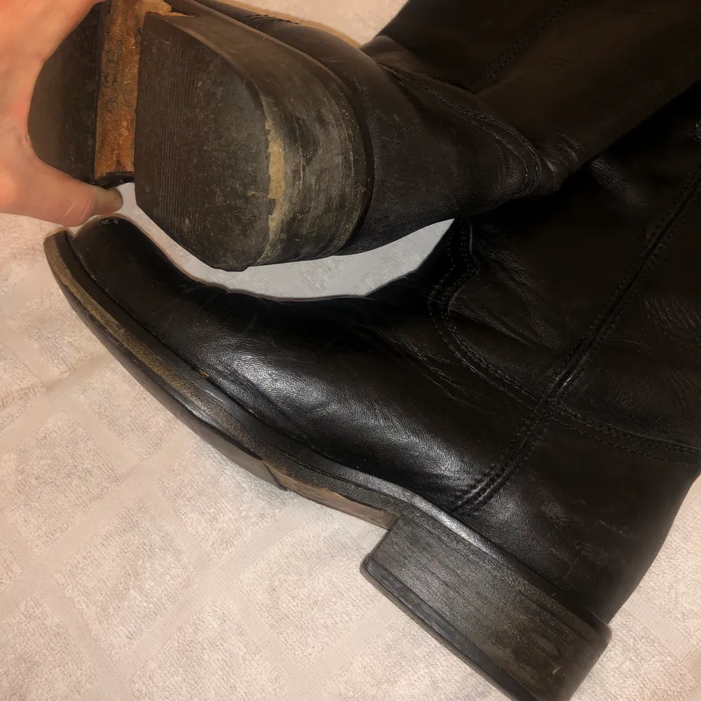 Cowboyboots i äkta skinn!!  trånga att ta på/av och säljer därför billigt! . Skor.