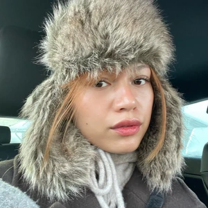 Plälsmössa  - En super cool pälsmössa från Svea i fuskpäls, super härlig nu till vintern🥰