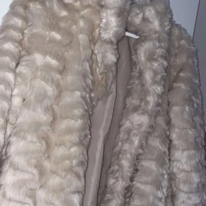 Pälsjacka vit  - Vit pälsjacka med fickor, storlek 40. 