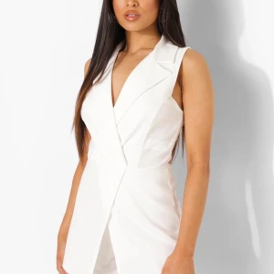 Vit playsuit - Hej! Säljer en super snygg och elegant playsuit i vitt! Den är köpt på boohoo men är helt oanvänd p.g.a felvald storlek.  (Storlek 32, XS). De två första bilderna är tagna från hemsidan och ni kan se hur passformen på playsuiten är